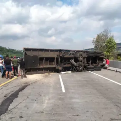 Truk Sayur Terguling di Tol Permai KM 27, Dua Orang Luka Akibat Sopir Diduga Tertidur