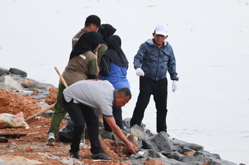 Pimpin Goro di Kawasan Gurindam XII, Gubernur Ansar Ajak Warga Jaga Kebersihan Tepi Laut Tanjungpinang