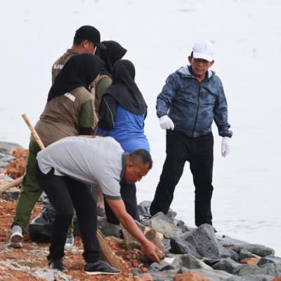 Pimpin Goro di Kawasan Gurindam XII, Gubernur Ansar Ajak Warga Jaga Kebersihan Tepi Laut Tanjungpinang