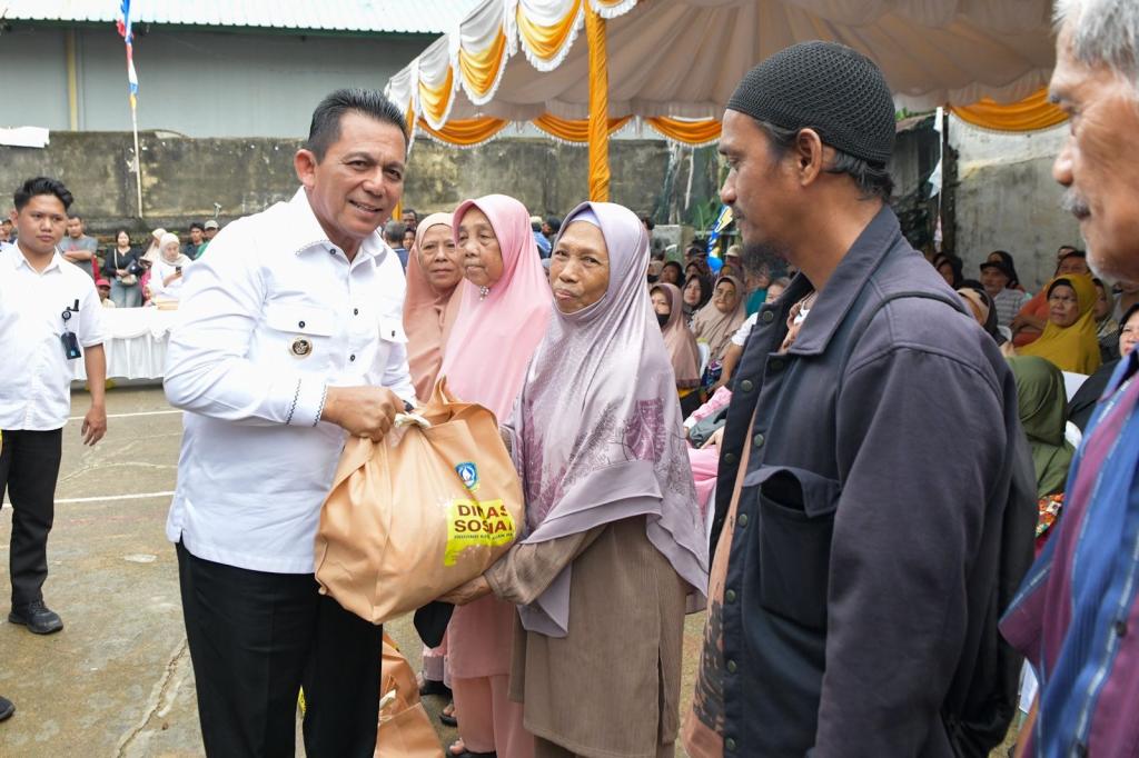Gubernur Kepri Serahkan 2000 Paket Sembako Tahap II di Tanjungpinang