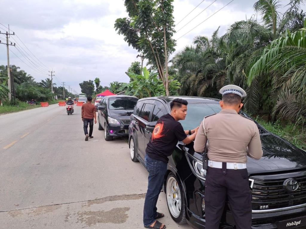 Ada Perbaikan, Polres Pelalawan Terapkan Rekayasa Lalu Lintas di Jalintim KM 76
