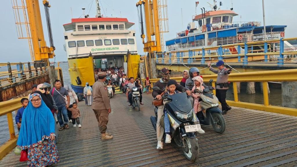 Aktivitas Penyeberangan Roro Dumai-Rupat Ramai, Warga Diminta Berhati-hati