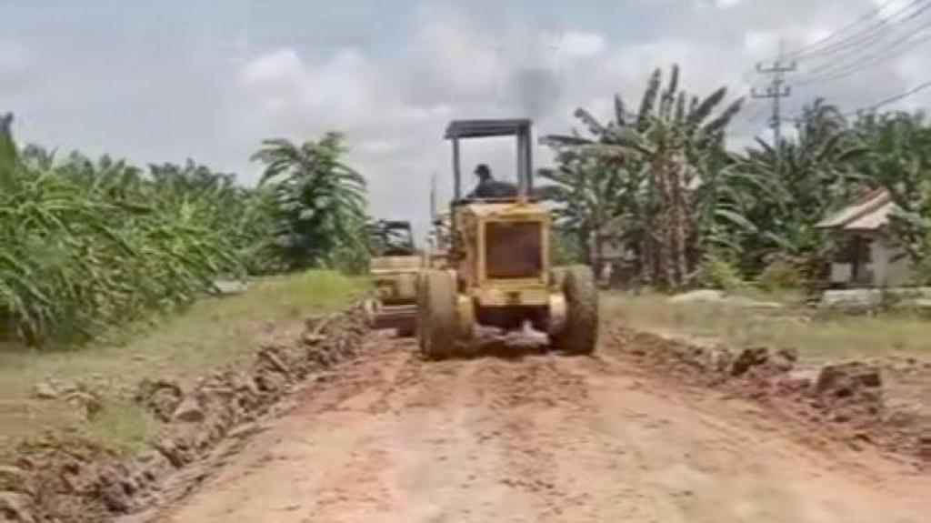 Dinas PUTR Rohil Kerahkan Alat Berat untuk Perbaikan Jalan Rusak di Suak Air Hitam