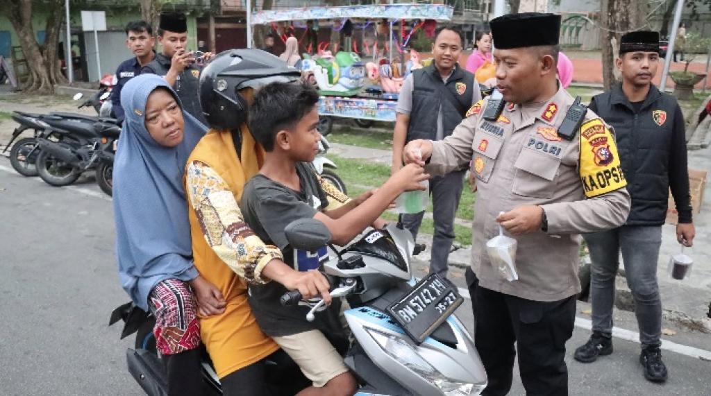 Hari Ke-4 Ramadhan, Kapolres Kep Meranti Dan Jajaran Satreskrim Bagi-bagi Takjil ke Pengendara
