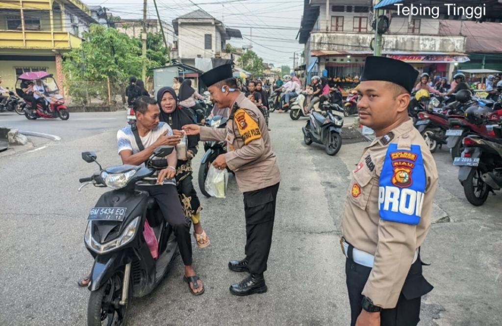 Berkah Ramadan, Kapolsek Tebingtinggi Bersama Personil Peduli dan Berbagi Takjil