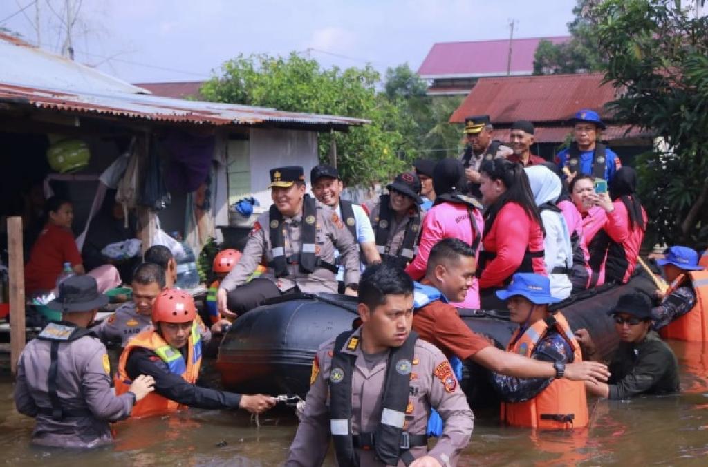 Kapolda Riau Tinjau Penanganan Banjir di Rumbai, Salurkan Bantuan dan Gelar Trauma Healing