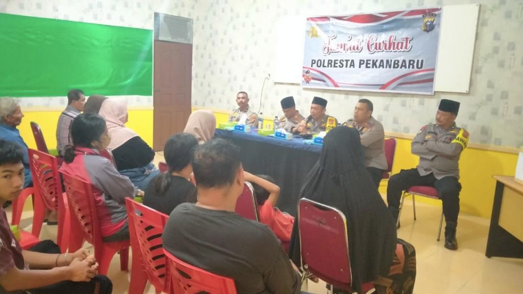 Polsek Binawidya Gelar Jumat Curhat, Warga Sampaikan Keluhan Keamanan dan Terima Sembako