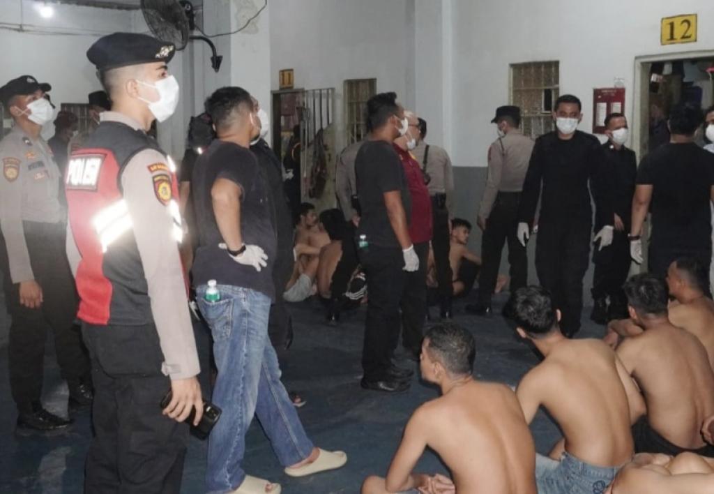 Razia Gabungan di Rutan Sialang Bungkuk Pekanbaru, Puluhan Barang Terlarang Ditemukan