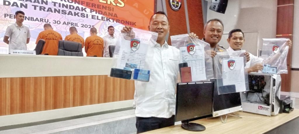 Sindikat Pemalsu Data Kependudukan Dibongkar Polda Riau, Tersangka Gunakan untuk Bobol Pinjol dan Rekening Bodong
