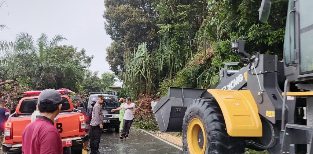 Gerak Cepat Polantas Riau Tangani Longsor di Jalan Lintas Taluk Kuantan - Pekanbaru