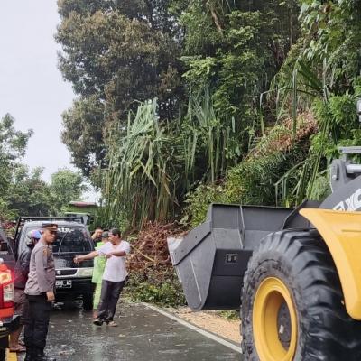 Gerak Cepat Polantas Riau Tangani Longsor di Jalan Lintas Taluk Kuantan - Pekanbaru