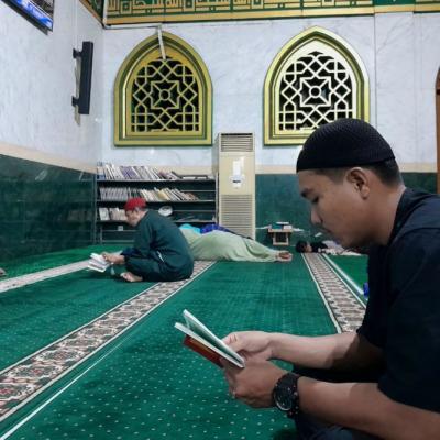 Menjemput Malam Seribu Bulan di Mesjid Raya Senapelan: Kisah Sunyi Para Pencari Lailatul Qadar