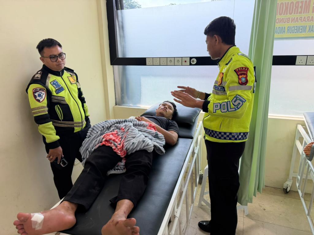 Satlantas Polresta Barelang Evakuasi Tiga Korban Kecelakaan di Bengkong
