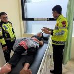 Satlantas Polresta Barelang Evakuasi Tiga Korban Kecelakaan di Bengkong
