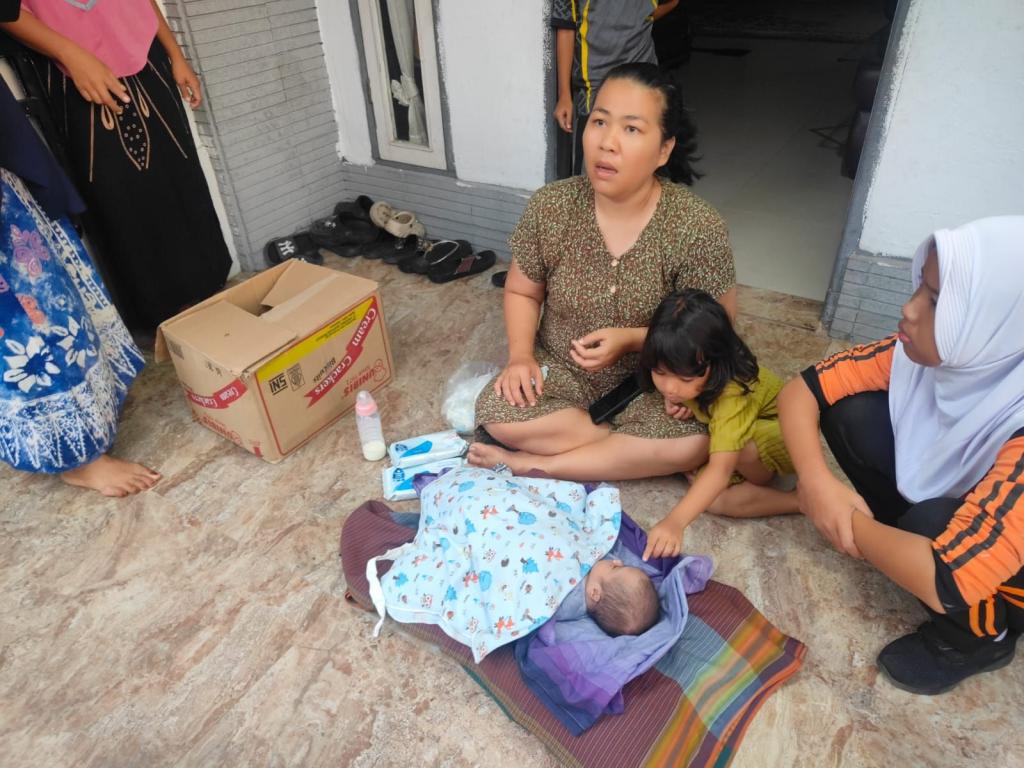 Bayi Ditinggalkan di Teras Rumah Warga Pekanbaru, Polisi Lakukan Penyelidikan