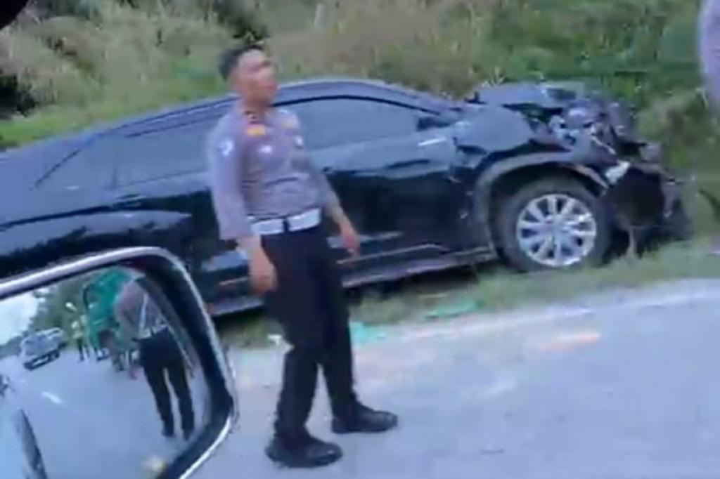 Mobil Bupati Kuansing Tabrakan dengan Truk di Desa Jake, Semua Penumpang Selamat