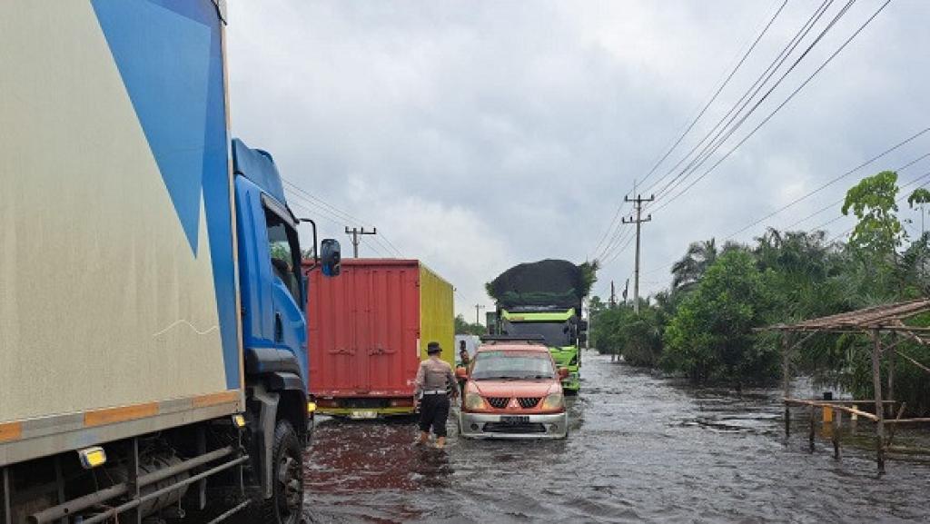 Sistem Buka Tutup Diberlakukan Akibat Banjir di Jalintim Km 83 Pelalawan, Ketinggian Air Tembus 56 cm