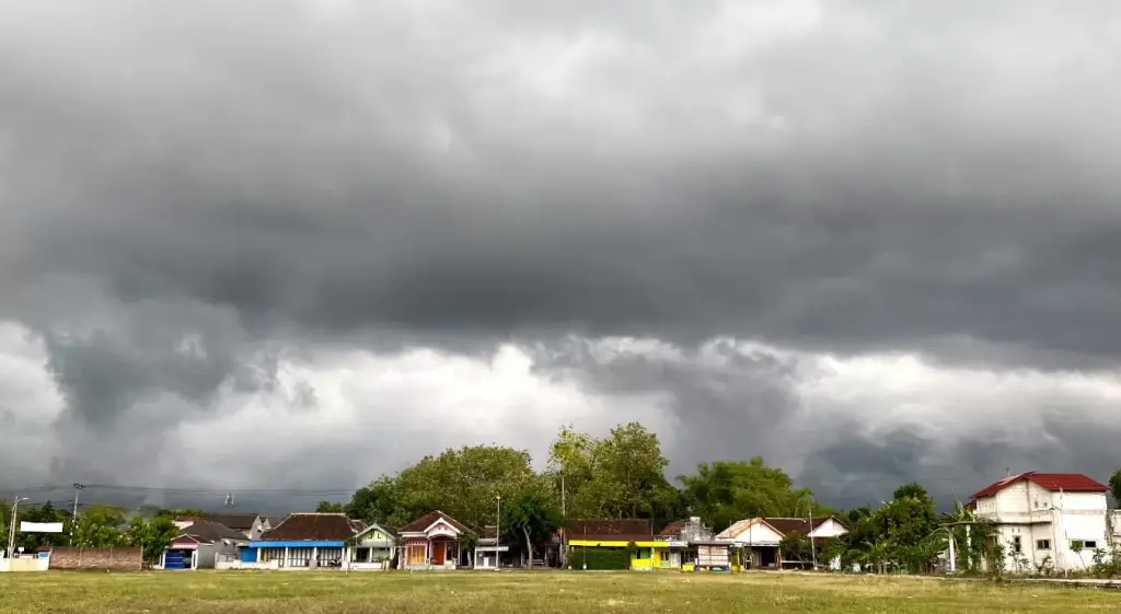 Cuaca Kepri Hari ini: Hujan Lokal di Natuna, Gelombang Tinggi di Bintan dan Lingga
