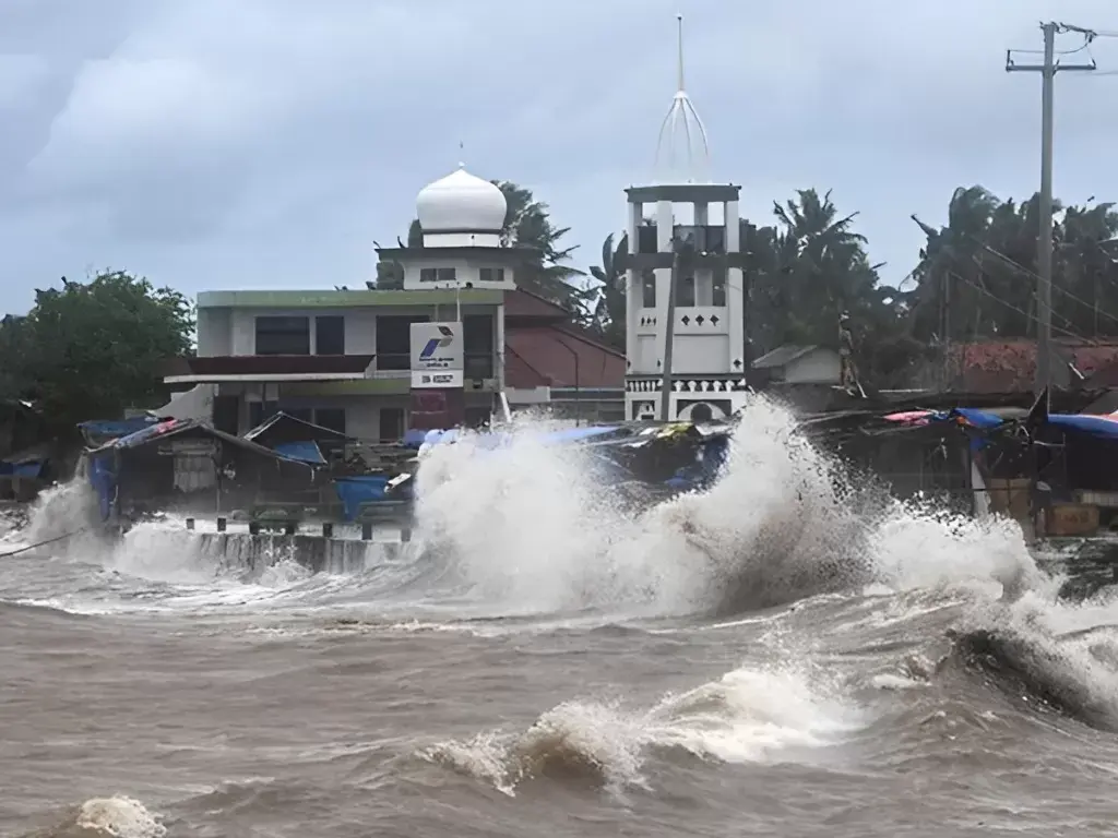 Prakiraan Cuaca Kepri Hari Ini: Hujan Lokal, Petir, dan Gelombang Hingga 2,5 Meter