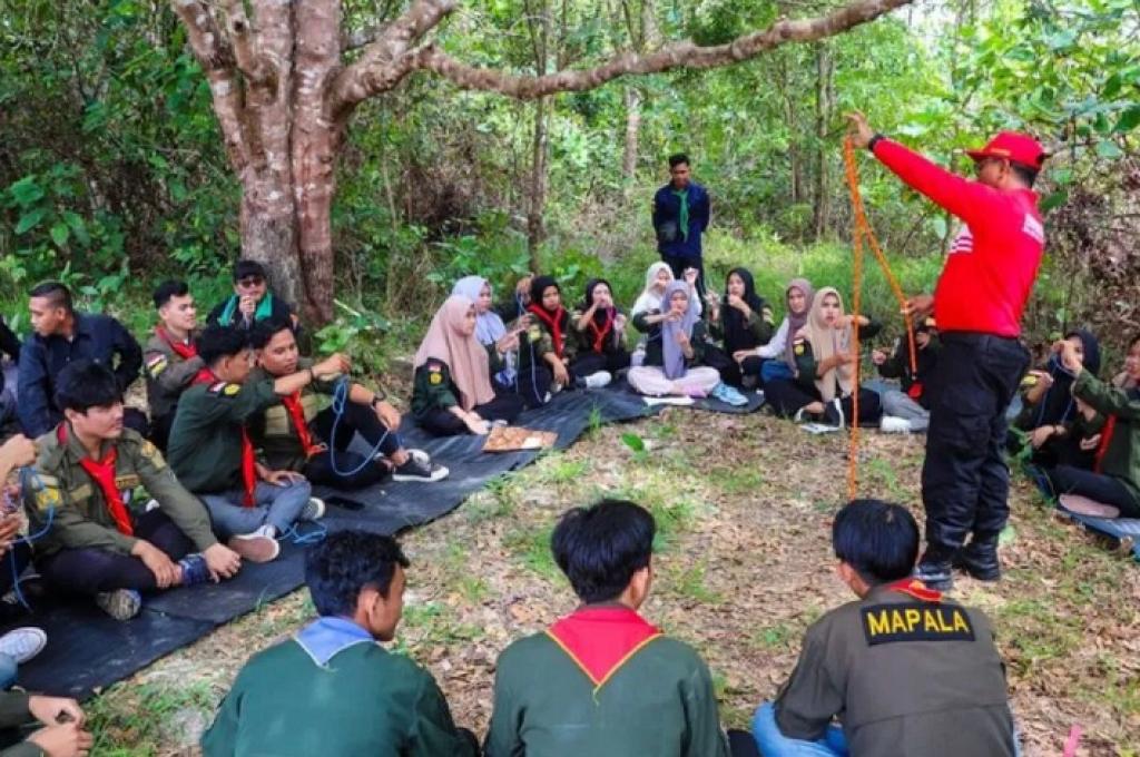 Basarnas Natuna Ajarkan Mahasiswa Mapala Teknik Bertahan Hidup di Alam