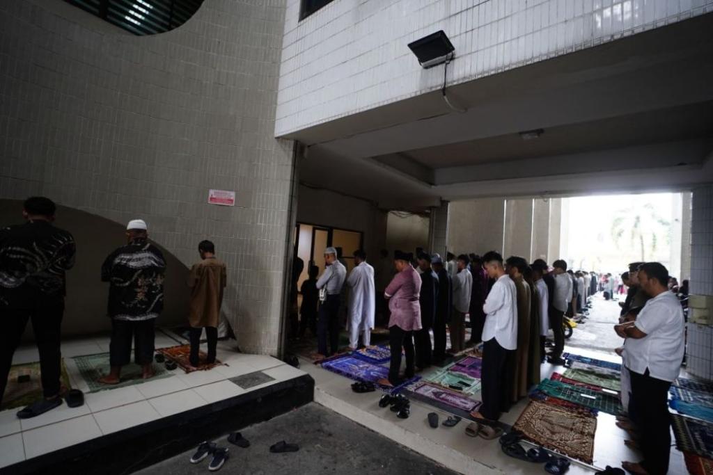 Diguyur Hujan, Salat Id di Halaman Kantor Gubernur Riau Pindah ke Masjid Al Hidayah