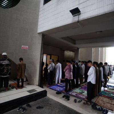 Diguyur Hujan, Salat Id di Halaman Kantor Gubernur Riau Pindah ke Masjid Al Hidayah