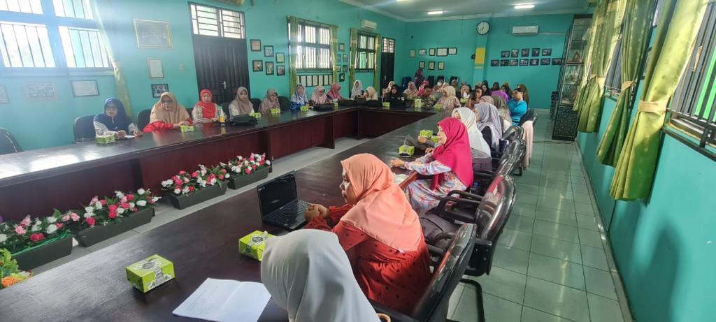 FKIP Universitas Riau Latih Guru IPS Dumai dengan Modul Berbasis Project-Based Learning