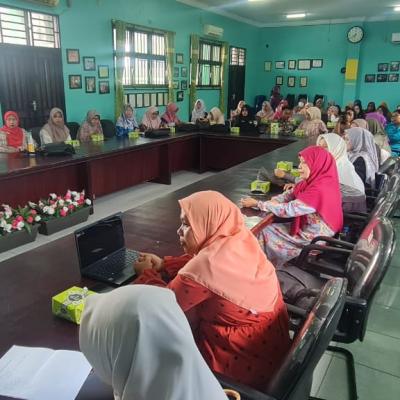 FKIP Universitas Riau Latih Guru IPS Dumai dengan Modul Berbasis Project-Based Learning