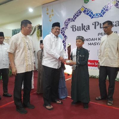 Bagikan Ribuan Buku dan Waqafkan Ribuan Al-Qur'an, Bupati Siak Nilai PT IKPP Perawang Adalah Perusahaan Yang Sangat Peduli Dengan Masyarakat