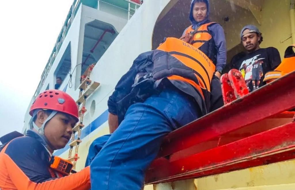 Kapal Kandas di Perairan Pulau Laut Natuna, Basarnas Evakuasi 15 Penumpang dengan Selamat