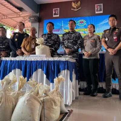 TNI AL Gagalkan Penyelundupan 1,9 Ton Pasir Timah ke Malaysia di Perairan Karimun