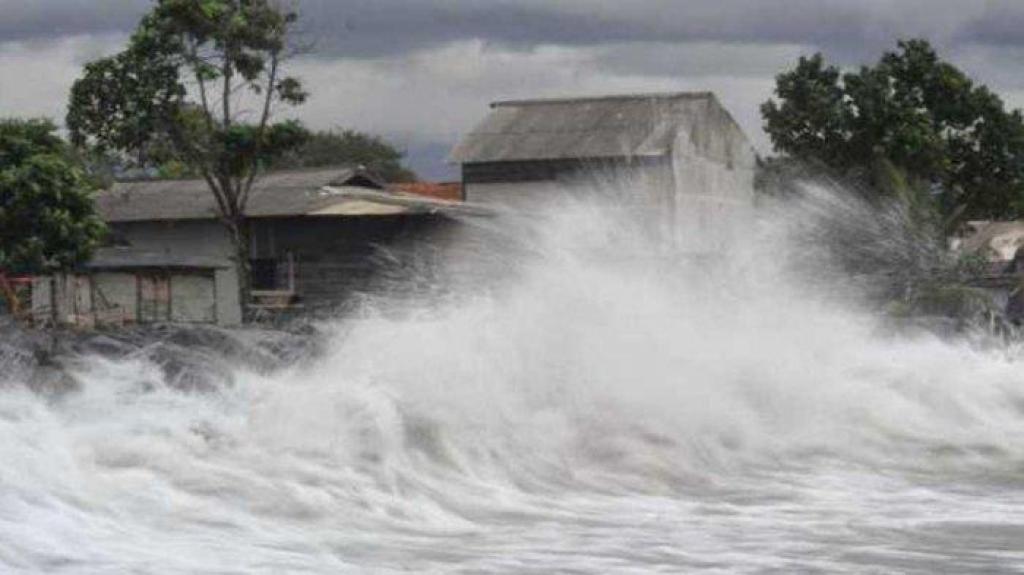 Waspada! Cuaca Ekstrem di Kepri: Hujan, Petir, dan Gelombang Laut Tinggi