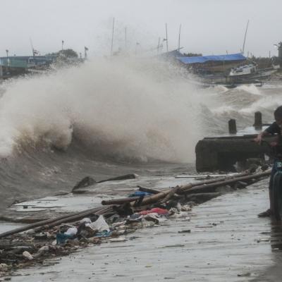 BMKG Peringatkan Cuaca Ekstrem di Kerpi Hari ini, Gelombang Tinggi hingga 6 Meter