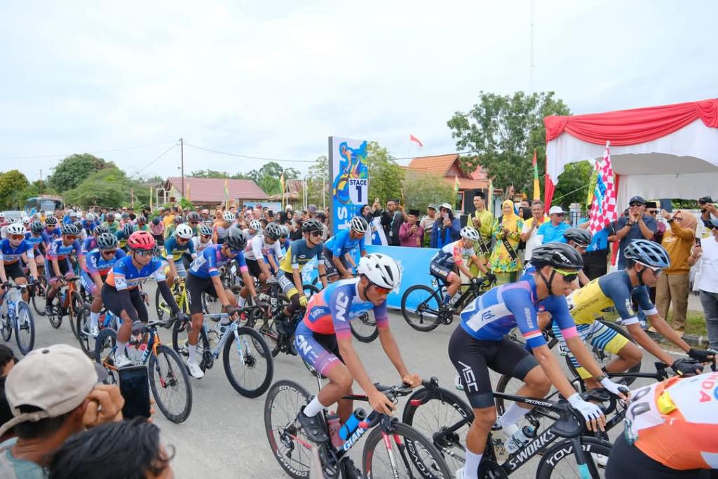 Jarak Tempuh 90 Kilometer di Jajal 65 orang Pebalap dari 5 Negara pada Etape Pertama Tour Des Siak 2024