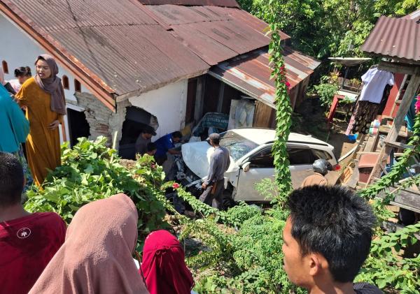 Istri Kasat Samapta Polres Sinjai Alami Kecelakaan di Bulukumba, Mobil Tabrak Rumah Warga
