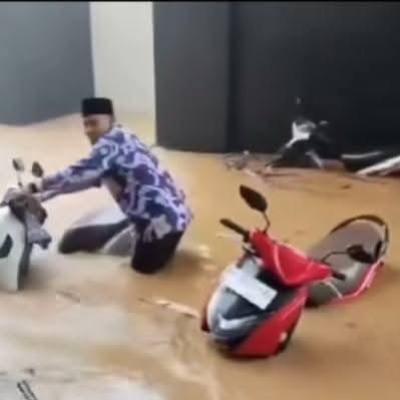 Areal Parkir Islamic Center Rohul Kebanjiran, Bupati Anton Langsung Turun ke Lokasi