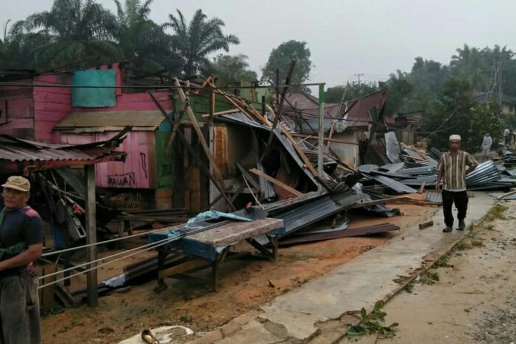 Belasan Rumah di Rohil Rusak Dihantam Puting Beliung