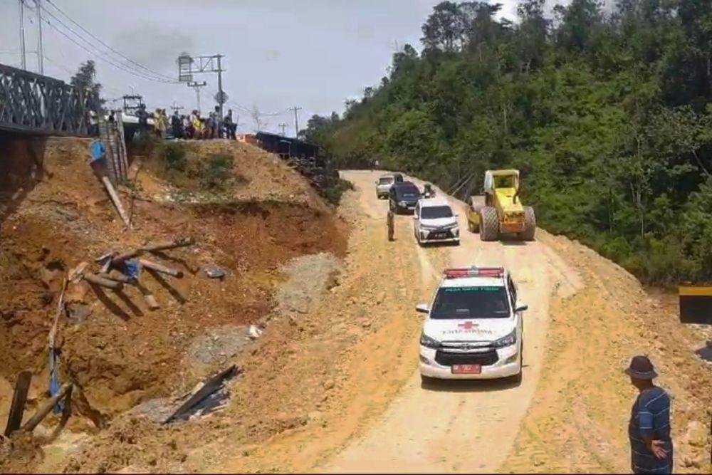 Gunakan Jalur Alternatif, Jalan Lintas Riau-Sumbar Desa Anjung Alai ...