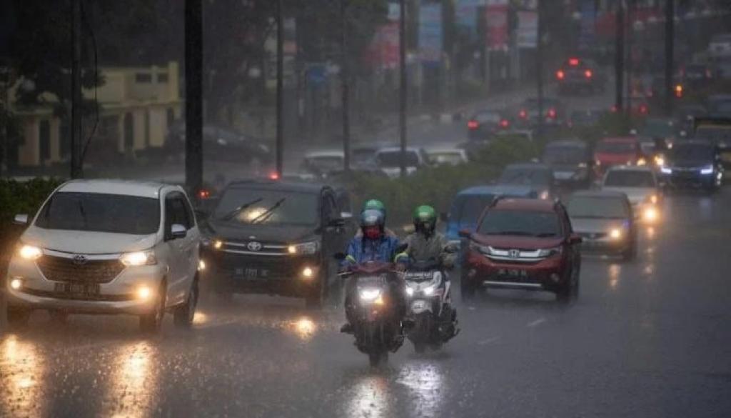 Prakiraan Cuaca Kepri Hari ini: Hujan Ringan hingga Sedang, Waspada Angin Kencang dan Petir
