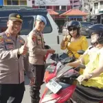 Polsek Tanjungpinang Kota Bagikan 300 Bendera Merah Putih Sambut HUT ke-81 RI