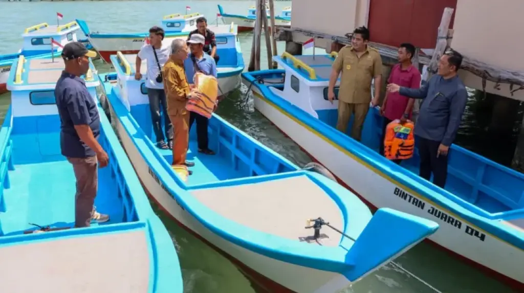 Bupati Bintan Serahkan Bantuan Kapal dan Mesin Tempel kepada Kelompok Nelayan