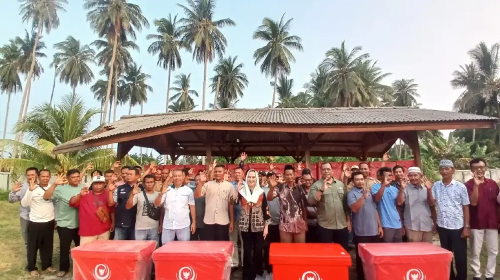 Bupati Natuna Salurkan 102 Kotak Pendingin Ikan untuk 72 Nelayan