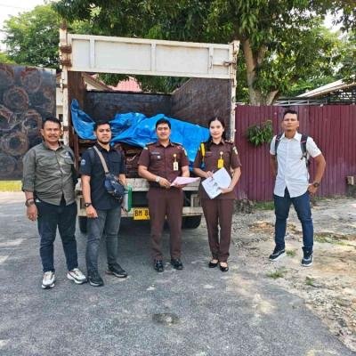 Gakkum LHK Limpahkan Barang Bukti 989 Keping Kayu Ilegal ke Kejari Pelalawan
