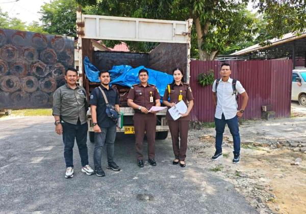 Gakkum LHK Limpahkan Barang Bukti 989 Keping Kayu Ilegal ke Kejari Pelalawan