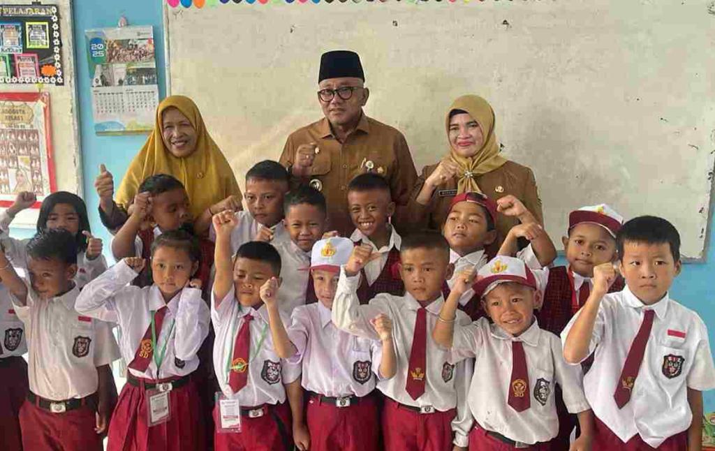 Wali kota Tanjungpinang dan Wakil Turun Langsung Temani Anak-anak Masuk Kelas di Hari Pertama Sekolah