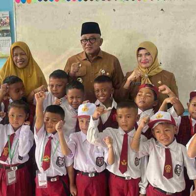 Wali kota Tanjungpinang dan Wakil Turun Langsung Temani Anak-anak Masuk Kelas di Hari Pertama Sekolah