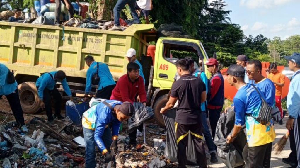 Puluhan PPPK Sekretariat DPRD Kota Batam Ikut Serta Goro Massal