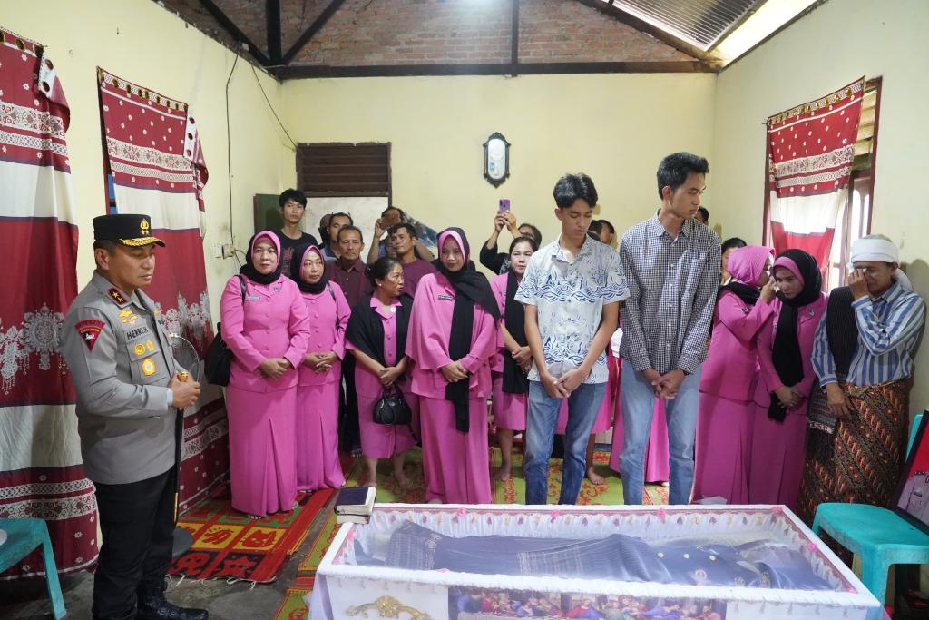 Gugur Saat Bertugas Padamkan Karhutla, Kapolda Riau Beri Penghormatan Terakhir untuk Ipda Donald