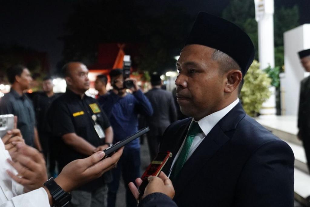 Hadiri Acara Malam Renungan Suci, Gubri Abdul Wahid Ajak Generasi Muda Semangat Perjuangan Para Pahlawan