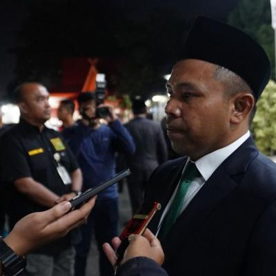Hadiri Acara Malam Renungan Suci, Gubri Abdul Wahid Ajak Generasi Muda Semangat Perjuangan Para Pahlawan